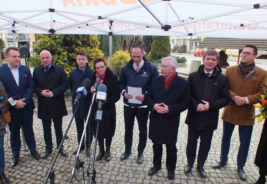 Wiceminister infrastruktury podpisał program budowy obwodnicy Wąchocka. Połączy Skarżysko i Starachowice. Znamy szczegóły budowy (ZDJĘCIA)