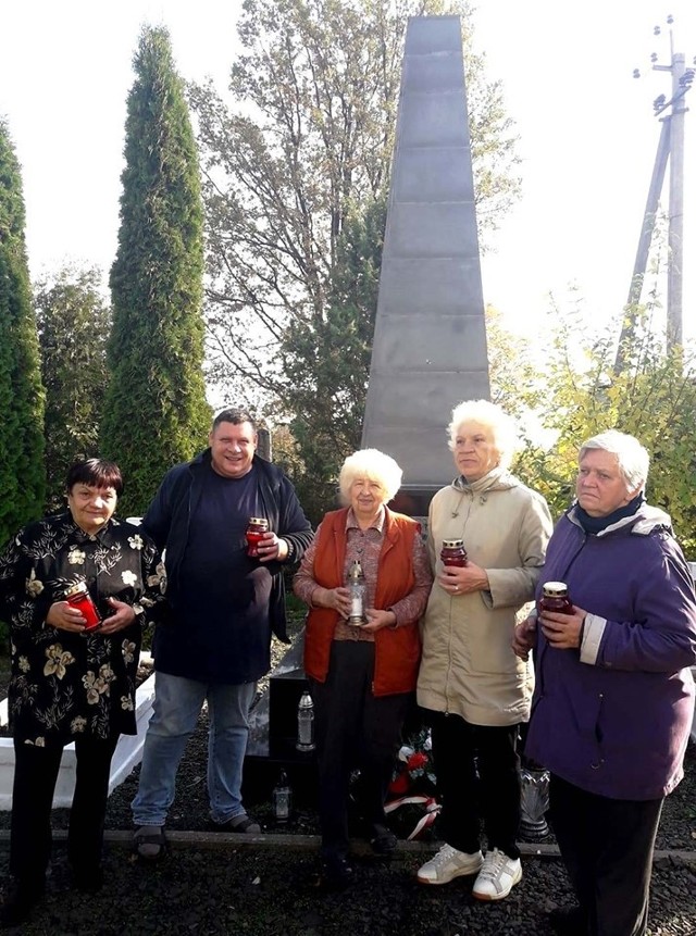 O groby polskich legionistów dbają parafianie z Maniewicz. Na zdjęciu z proboszczem parafii