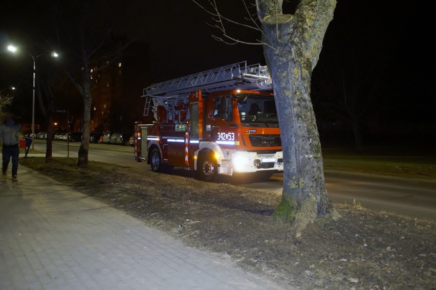 Akcja policji i strażaków na ulicy Andersa w Słupsku. Jeden z lokatorów chciał podpalić swoje mieszkanie? [ZDJĘCIA, WIDEO]