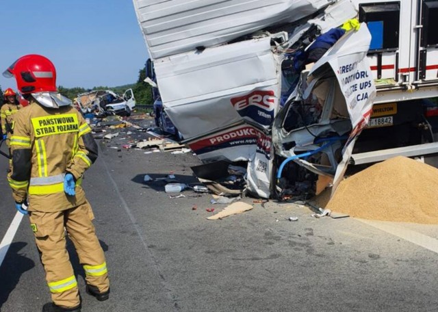 Wypadek na 358 km A4. Nie żyje jedna osoba.Zobacz kolejne zdjęcia. Przesuwaj zdjęcia w prawo - naciśnij strzałkę lub przycisk NASTĘPNE