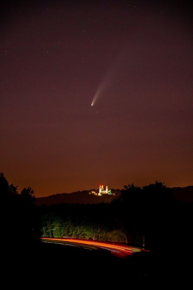 Kometa Neowise nad klasztorem na Bielanach.