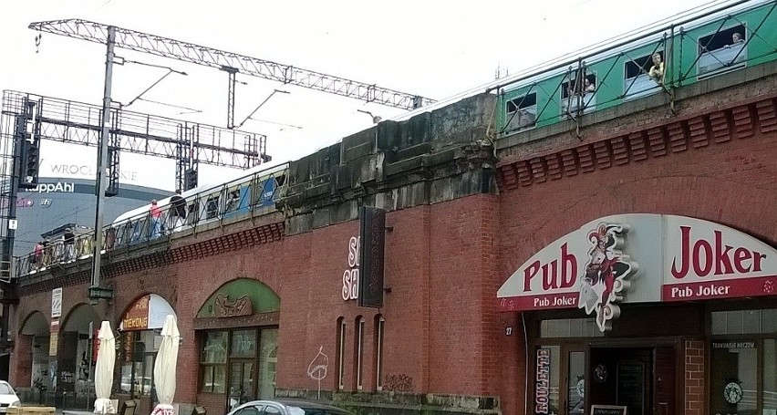 Pociąg stanął w centrum Wrocławia. Pasażerowie wracali torami na Dworzec Główny (ZDJĘCIA) 