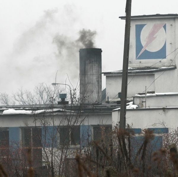 Z kominów zakładu meblarskiego przy ulicy Skrajnej codziennie leci czarny, gęsty dym, który doskwiera mieszkańcom okolicznych budynków.