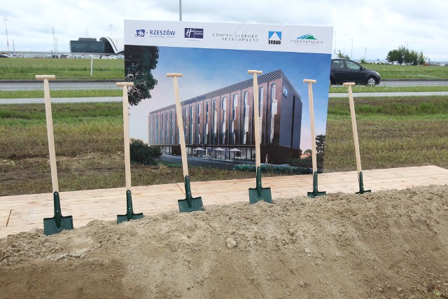 W hotelu Holiday Inn Express przy lotnisku w Jasionce ma być 120 pokoi (ok. 18 m kw. + łazienka) i duży open space na parterze. Pierwszych gości ma przyjąć w pierwszym kwartale 2019 r. Inwestorem jest spółka Chopin Airport Development.