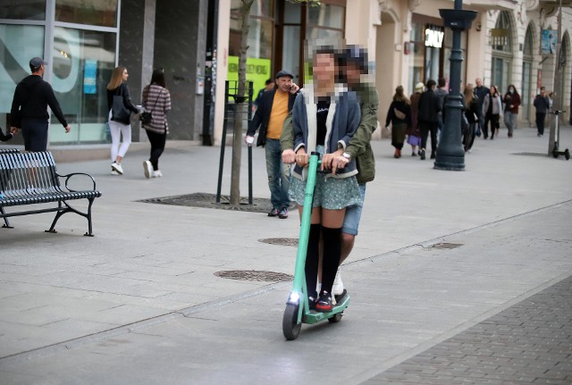 Hulajnogi elektryczne są w Łodzi coraz bardziej widoczne. Powód? Moda i drogie paliwo. Bywa, że dochodzi do wypadków z ich udziałem