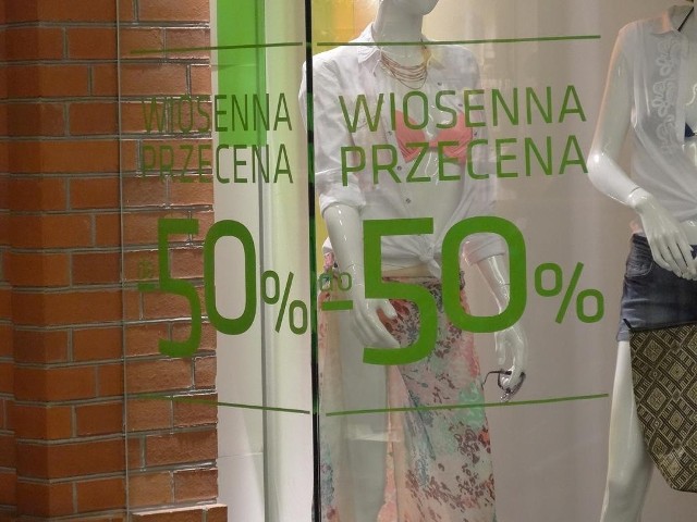 W niektórych sklepach już widać informacje o przecenach.