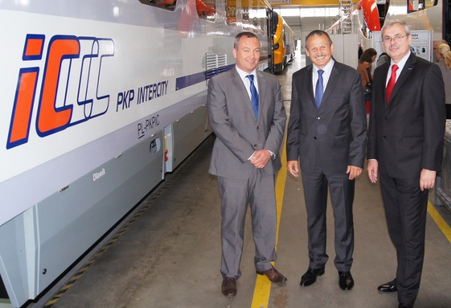 Na zdjęciu m.in. Tomasz Zaboklicki, prezes Pesy (od lewej) oraz Janusz Malinowski, prezes PKP Intercity (od prawej).