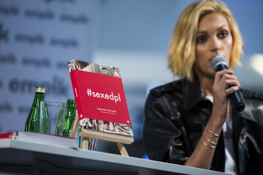 Kraków. Anja Rubik spotkała się z fanami promując książkę "SEXEDPL. Rozmowy Anji Rubik o dojrzewaniu, miłości i seksie"