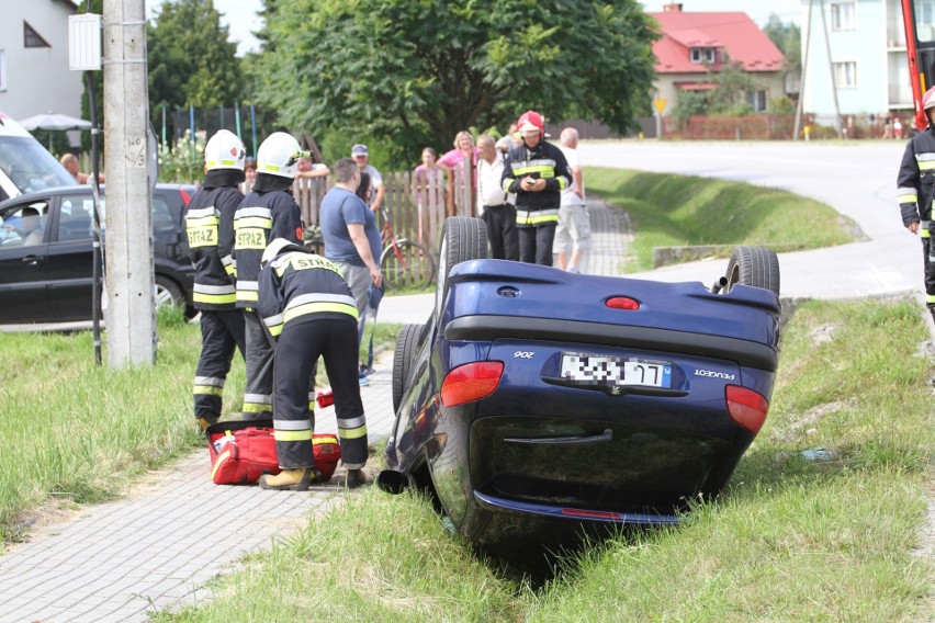 Poważny wypadek w gminie Grębów. Samochód dachował! (ZDJĘCIA)