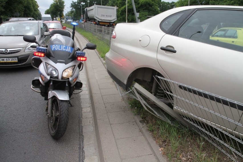 Wrocław: Wypadek na Brucknera. Ciężarówka zepchnęła seata na barierki (ZDJĘCIA)