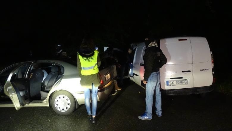 Policjanci, na polecenie prokuratora, zatrzymali 4 mężczyzn,...