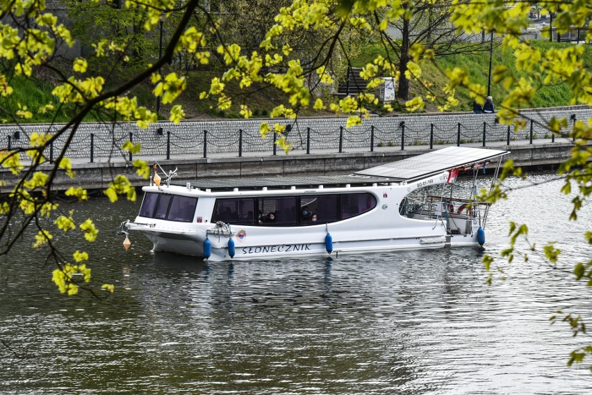 Słonecznikami w rejs po Brdzie, czyli sezon na bydgoskie tramwaje wodne rozpoczęty [zdjęcia]