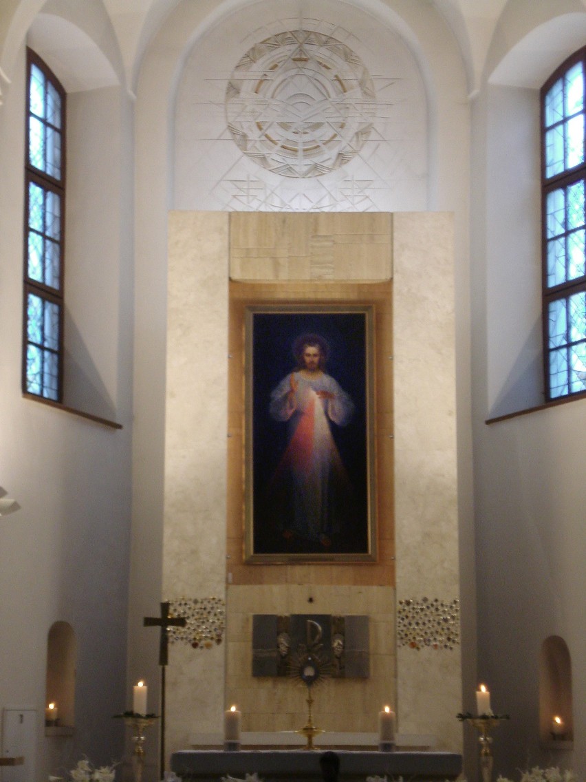 Wnętrze Sanktuarium Miłosierdzia Bożego w Wilnie z obrazem...