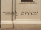 Wulgarne napisy na zamojskiej synagodze. Policja szuka wandali