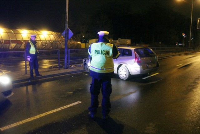 Pijana kobieta rozbiła samochód na latarni na Zgierskiej w Łodzi