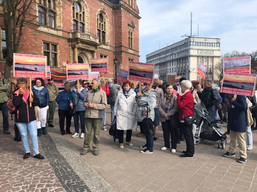 Protest przed budynkiem Rady Miasta Gdańska ws. likwidacji...