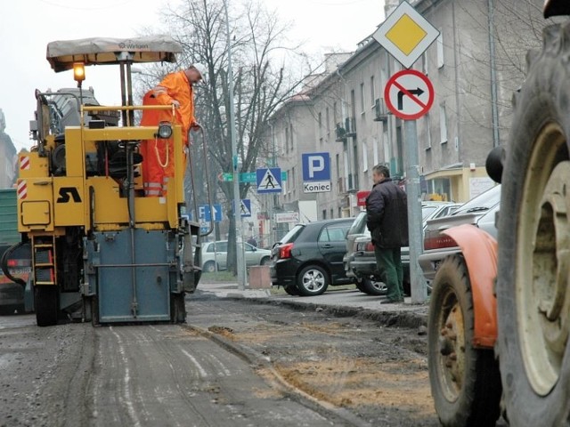 Robotnicy wylewają asfalt