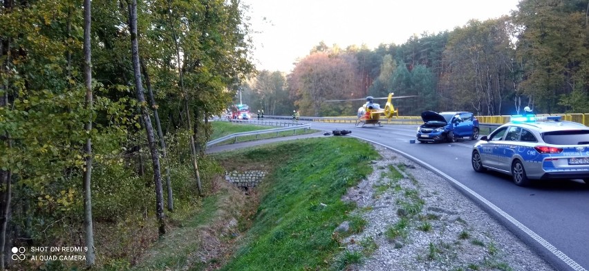 Wypadek drogowy między Płazowem a Tucholą. Rannego motocyklistę zabrał śmigłowiec