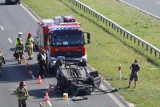 Dolny Śląsk. Auto dachowało na trasie S3. Spore utrudnienia w ruchu na węźle z drogą krajową 94 [ZDJĘCIA]