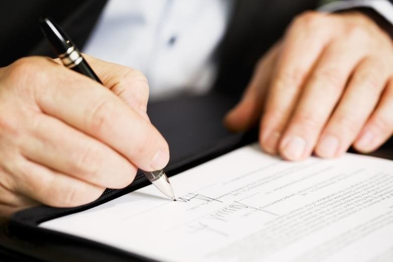 Umowa przedwstępna kupna i sprzedaży nieruchomości - czym jest, czemu służy i czy trzeba ją podpisywać?