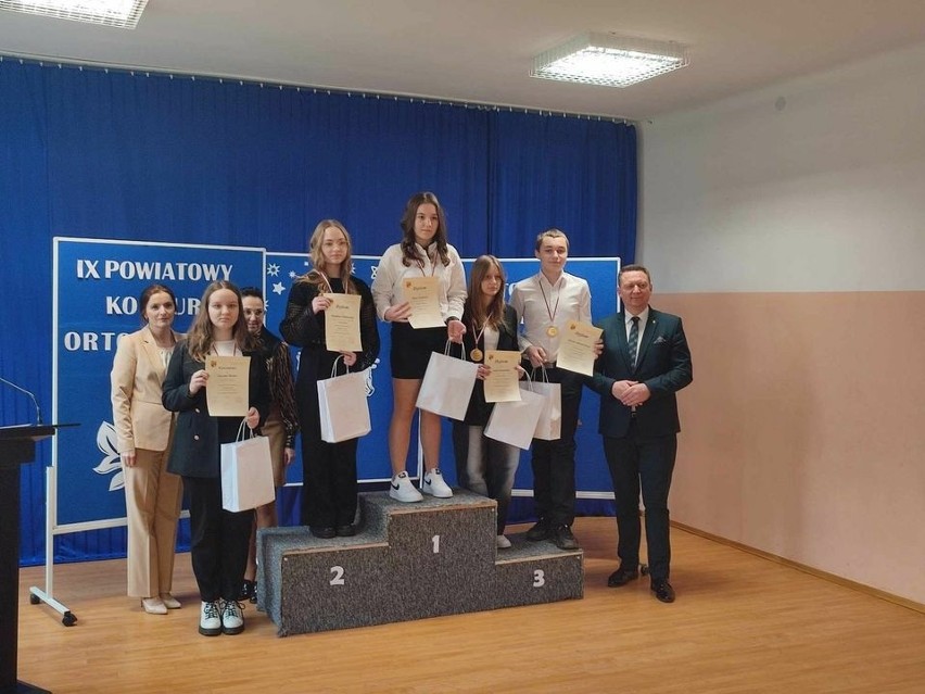 Oni są najlepsi z ortografii! W Szkole Podstawowej w Płoniawach-Bramurze wręczono nagrody w konkursie "Ortografia na medal"