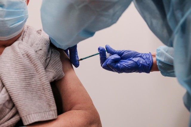 Do tej pory w Polsce wykonano prawie 35,5 miliona szczepień. W pełni zaszczepionych jest ponad 18 milionów osób.