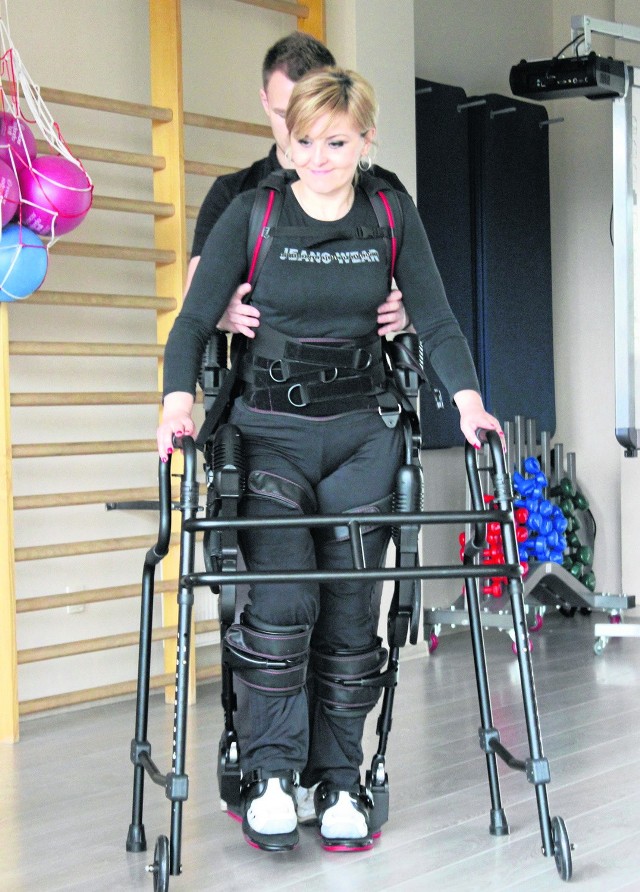 Magda Kotlarz ze Świniarska od 12 lat jeździ na wózku inwalidzkim. Egzoszkielet przypomniał jej jak to jest, gdy można chodzić.