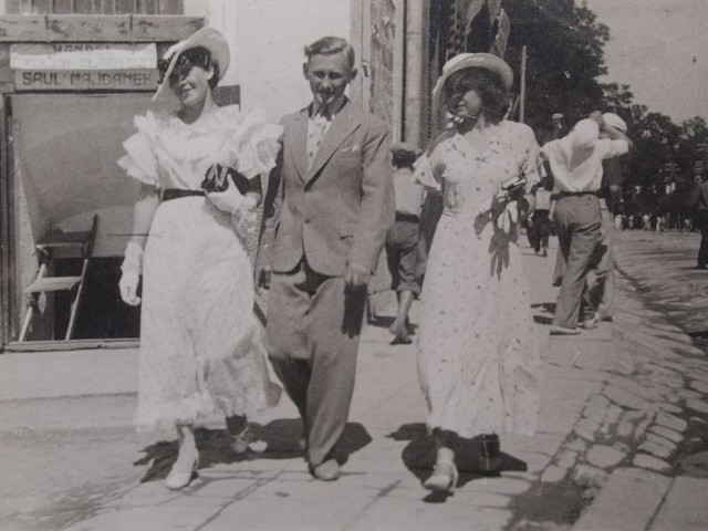 Od lewej: Helena Klepacz z domu Ferens, Jerzy Ginter Ferens i Barbara Ferens-Juras &#8211; żona prezesa sądu w Tarnowie podczas spaceru w Zaleszczykach. Fotografia ze zbiorów Jacka Klepacza z Opola.