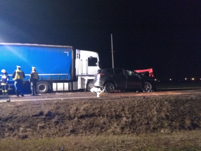 Tragedia na drodze krajowej. W zderzeniu auta osobowego ze składem ciężarowym zginął ksiądz Marian Balicki ze Stalowej Woli (zdjęcia)