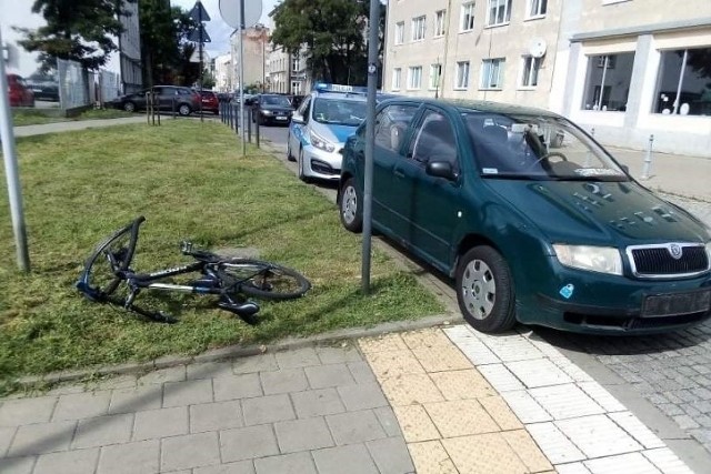 Kierowca będący pod wpływem alkoholu potrącił w centrum Łodzi prawidłowo jadącego rowerzystę. Na szczęście nie odniósł groźnych obrażeń, a jedynie drobnych potłuczeń. Został przewieziony do szpitala, gdzie lekarze go zbadali, opatrzyli i zgodzili się, aby wrócił do domu. 