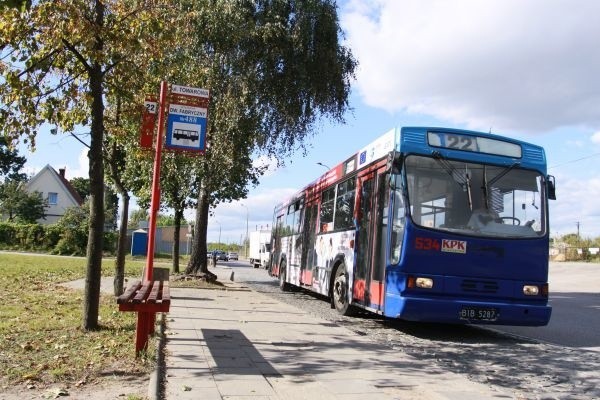 Miasto odpowiada, że ludzie czekający na przystanek mogą korzystać z wiaty przystanku obok, a jak zobaczą "swój" autobus, to mogą przejść na właściwy przystanek.