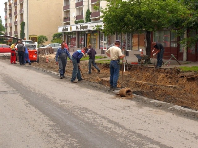 Prace przy budowie miejsca do parkowania aut przy ulicy Metalowców.