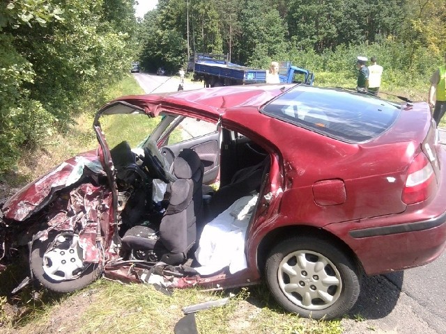 Kierujaca tym samochodem kobieta została ciężko ranna.