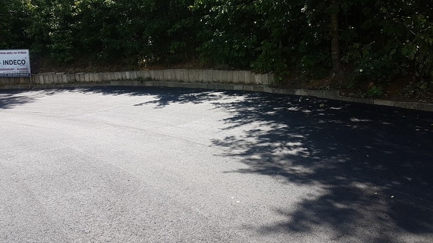 Przy Domu Kultury w Wolbromiu jest asfaltowa pętla i nowe miejsca parkingowe [ZDJĘCIA]