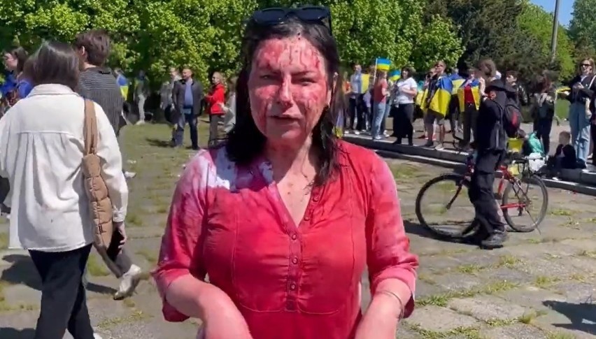 Oblała farbą ambasadora Rosji. Uciekła już z Warszawy