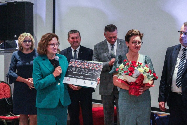 Posłanka Agata Wojtyszek przekazała symboliczny czek na 28 tysięcy złotych na zakup strojów ludowych dla zespołu Brodowianki