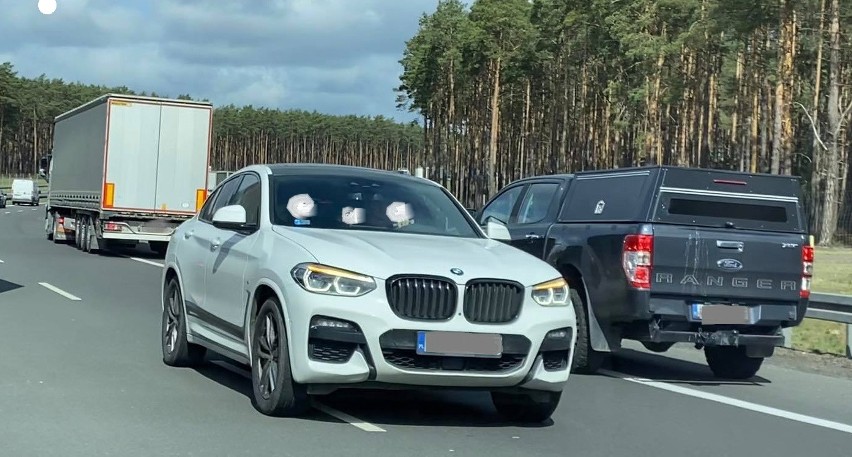 Kierowca bmw jechał pod prąd korytarzem życia. Ewakuował się...