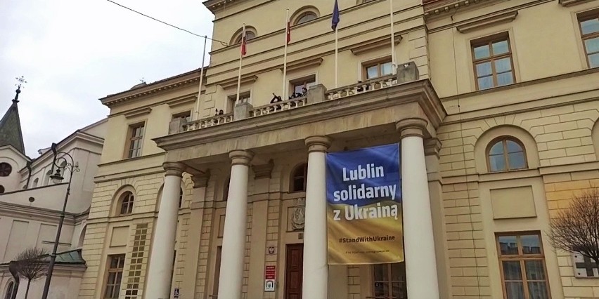 Lublin. Trębacz na balkonie lubelskiego ratusza odegrał hymny Ukrainy i Polski. ZOBACZ ZDJĘCIA i WIDEO 