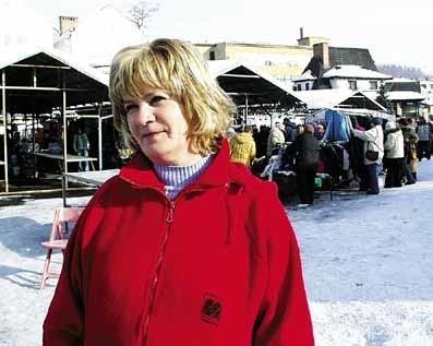 Maria Buśko chce przekonać władze miasta do budowy toalet na bazarze i do zmniejszenia opłat za dzierżawę widocznych w tle straganów