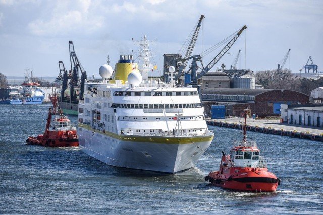 10.04.2022 r. Gdańsk. Luksusowy statek pasażerski "Hamburg" - pływający pod bahamska banderą wpłynął do portu w Gdańsku. To pierwszy wycieczkowiec w sezonie 2022.