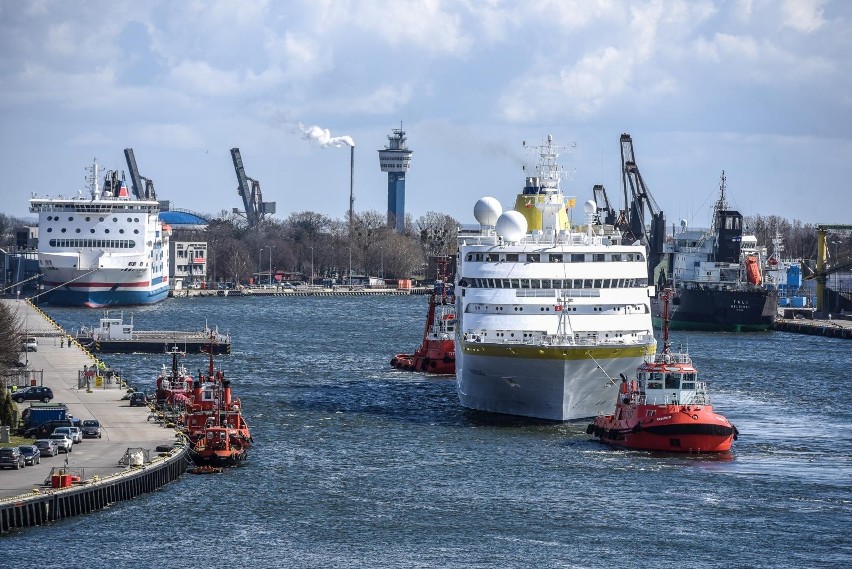 10.04.2022 r. Gdańsk. Luksusowy statek pasażerski "Hamburg"...