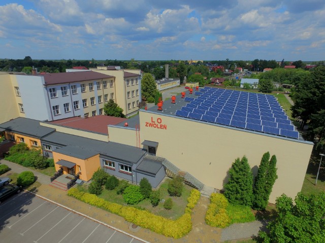 Zwoleńskie liceum mieści się w nowoczesnym budynku z doskonałym zapleczem dydaktycznym i sportowym.