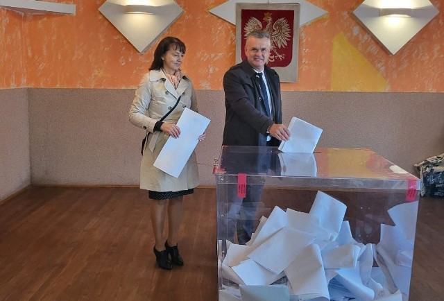 Około południa razem z żoną Katarzyną obywatelski obowiązek spełnił Sławomir Kowalczyk, burmistrz miasta i gminy Opatowiec. Państwo Kowalczykowie głosowali w obwodowej komisji wyborczej zlokalizowanej w remizie w Rogowie.