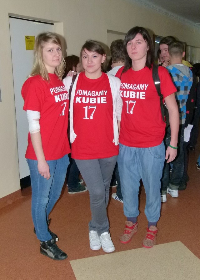 Koleżanki Kuby Pastuszki z klasy w "Traugutcie&#8221;, (od lewej) Katarzyna Jankowska, Karolina Gałecka i Edyta Siara również włączyły się w akcję pomocy młodemu siatkarzowi