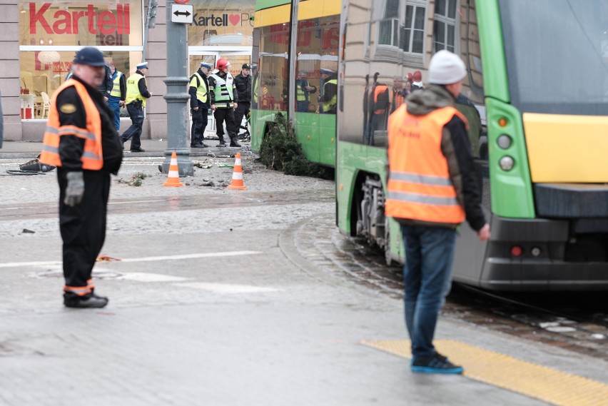 MPK Poznań: Groźny wypadek w centrum. Tramwaj wbił się w sklep na Al. Marcinkowskiego