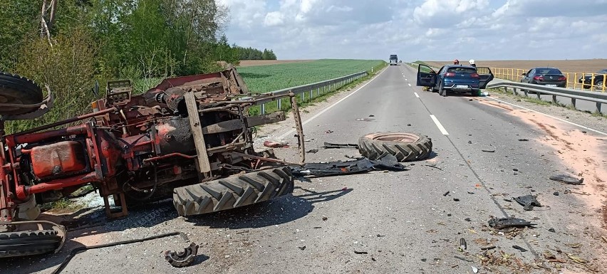 Grzymały. Wypadek na drodze wojewódzkiej nr 645. Osobówka zderzyła się z ciągnikiem. Dwie osoby w szpitalu