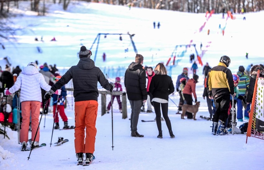 Miłośnicy białego szaleństwa mogą pojeździć na nartach także...