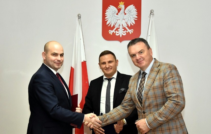 Mariusz Krystian (z prawej), w związku ze zdobyciem mandatu...