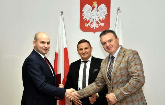Mariusz Krystian (z prawej), w związku ze zdobyciem mandatu poselskiego, po 13 latach sprawowania funkcji wójta gminy Spytkowice przekazał swoje obowiązki Krzysztofowi Byrskiemu