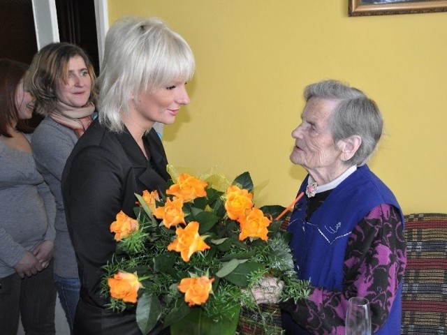 Jadwiga Czechowska ze Stąporkowa świętowała setne urodziny. Gratulowała jej m.in. burmistrz Dorota Łukomska.